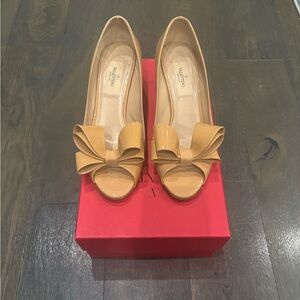 Valentino Garavani Tan Bow Peep-Toe Heels